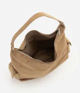 Cartera hobo mediana de Satinato, confeccionada en suede sintético de color tostado, con diseño suave y caída relajada. Cuenta con compartimento principal con cierre superior, bolsillos laterales con solapa, asa fija para el hombro y herrajes metálicos con acabado en níquel.