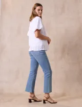 Blusa blanca de broderie con estampado, marca Harper, de manga corta amplia y forro interno a tono.