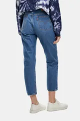 Jeans de tiro alto color azul, de corte recto y largo cropped.