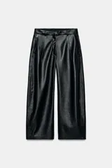 Pantalón de tiro alto con diseño de pierna ancha, confeccionado en tejido efecto piel. Cuenta con bolsillos delanteros, falsos bolsillos traseros de vivo y cierre frontal con cremallera y ganchos metálicos.