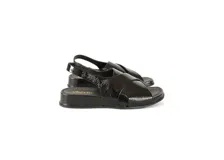 Sandalias de charol negro, con tiras cruzadas en el empeine, talón cerrado con elástico interno y plataforma media.