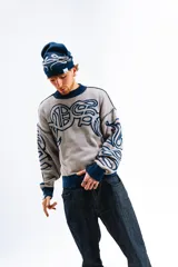 Sweater tejido reversible con cuello alto, puños y ruedo acanalados. Un lado es azul marino con diseño de letras en blanco y el otro lado es gris con diseño de letras en azul marino. Corte BoxyFit/RegularFit.