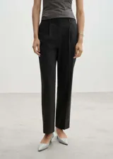 Pantalón de vestir de corte recto y tiro medio, con diseño de pinzas frontales, trabillas para cinturón y cierre oculto. Cuenta con bolsillos laterales y bolsillos de ribete en la parte posterior.