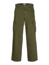 Pantalón cargo de corte amplio y pierna ancha, color verde oliva. Presenta bolsillos laterales tipo cargo, bolsillos delanteros y traseros, con cierre de cremallera y tejido de sarga resistente.