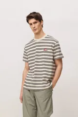 Remera de manga corta con diseño de rayas horizontales finas en color negro sobre fondo beige. Presenta un pequeño bordado en color rojo en el pecho y cuello redondo.