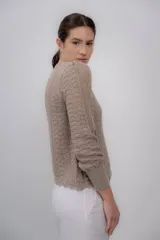 Sweater azul marino de punto calado, confeccionado en 100% baby alpaca, de manga larga y cuello redondo.