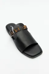 Sandalias bajas color crema, con suela acolchada y pequeño taco de 2cm. Capellada de símil cuero texturizado con tira en animal print y hebilla ajustable.