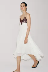 Vestido midi blanco de la ZW Collection con escote en V, tirantes finos, bajo asimétrico y detalle de aplicación de encaje a contraste en el escote.