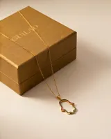 Collar de acero con baño de oro, compuesto por una cadena fina y un dije en forma de mano de Hamsa con relieve y engaste de circonias multicolor.