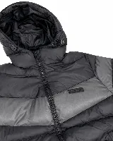 Campera puffer Mistral con capucha ajustable, diseño en bloques de color negro y gris, cierre frontal y parche con logo de la marca en el pecho.