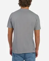 Remera de manga corta color gris con efecto vintage dye, cuello redondo y estampa frontal pequeña en el centro con la inscripción de la marca en tipografía gótica.