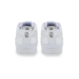 Championes Puma modelo Jada Renew, de diseño urbano en color blanco. Presentan una silueta clásica con plataforma, confeccionados en material sintético con perforaciones laterales y el logo de la marca en la lengüeta y el talón.