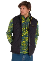 Chaleco acolchado negro con diseño de rombos, cierre frontal completo y logo de la marca Caterpillar en el pecho. Cuenta con bolsillos laterales y es resistente al agua y al viento.