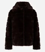 Campera de pelo artificial color marrón oscuro, con diseño de gajos horizontales, manga larga y cuello alto estructurado.
