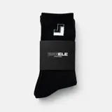 Medias negras de caña alta con diseño acanalado, elástico superior y detalles estampados en blanco que incluyen el logo en el empeine y el lateral.