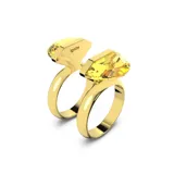 Anillo con cristal amarillo de talla cuadrada, cierre magnético y doble banda bañada en tono oro. Diseñado por Giovanna Engelbert para Swarovski.