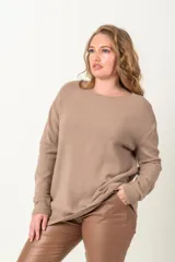 Sweater tejido de punto arroz color beige, con cuello redondo y detalle en el lateral.