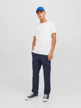 Pantalón cargo de corte slim y tiro medio, color azul marino, con bolsillos laterales tipo cargo con solapa y cierre de cremallera.