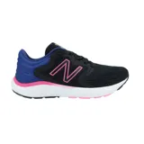 Championes New Balance 521 para running, color negro con detalles en azul y rosa.
