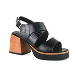 Sandalia de cuero color marrón con plataforma y taco cuadrado. Presenta una tira ancha con textura de cocodrilo sobre el empeine y una tira lisa en la parte delantera.