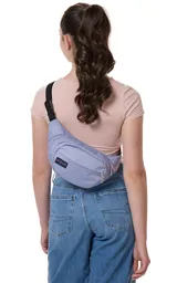 Riñonera negra de la marca JanSport, modelo Fifth Avenue, con parche frontal de la marca y cierres metálicos.