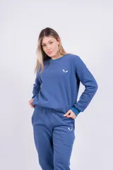 Buzo negro de algodón de corte clásico con cuello redondo y mangas largas. Tiene un pequeño logo bordado en el pecho.