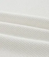 Remera de manga larga Blue Steel, confeccionada en tejido texturizado de poliéster con elastano. Presenta cuello redondo y estampa frontal con la frase 'Stay Classic'.