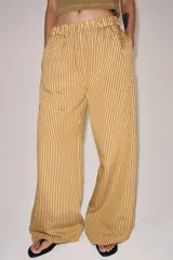 Pantalón de tiro medio con pierna ancha y cintura elástica, confeccionado en mezcla de viscosa con diseño de rayas verticales en tonos mostaza y marrón.