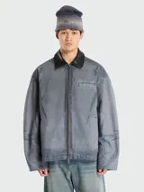 Campera azul grisáceo con cuello clásico de cuero negro, cierre frontal con cremallera, manga larga, puños con botón a presión, dos bolsillos laterales con solapa y un bolsillo interior.