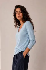 Remera de manga larga y escote en V, color celeste melange, de calce cómodo y relajado.