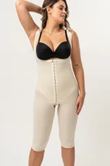Body modelador entero color piel, para post-operatorio de lipoaspiración, con breteles laterales y refuerzo en zona abdominal. Confeccionado con tela de faja de alta contención y fibra LYCRA®. Presenta broches delanteros reforzados y orificio sanitario en entrepierna.