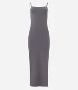Vestido largo de algodón gris, con escote en U, breteles finos y abertura lateral en la falda.