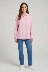 Camisa de manga larga con diseño de rayas verticales en tonos beige y blanco, cuello camisero, cierre frontal con botones y un bolsillo aplicado en el pecho.