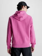 Buzo con capucha Calvin Klein color fucsia, corte relaxed, con micro logo bordado en el pecho.