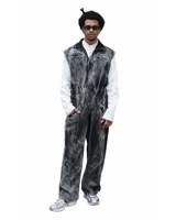 Mono de jean con lavado gris efecto desgastado, con múltiples cortes estructurales, cierre frontal oculto por cartera, cintura elástica y bordado de logo en azul. Incluye un pequeño accesorio de bolso desmontable para la cintura.