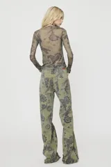 Blusa de tul verde militar con mangas largas, escote redondo y diseño semitransparente con estampado floral.