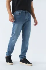 Pantalón jean azul de corte recto, tiro medio, con logo bordado y presillas para cinturón.