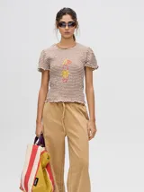 Pantalón de jean color gris oscuro con efecto acid wash, corte relajado y recto, con cintura elástica y cordón ajustable.