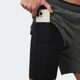 Short de entrenamiento Fabletics modelo The Fundamental II, color gris con calza interna negra ajustada. Cuenta con cintura elástica ancha y pequeño logo reflectante en el lateral.