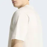 Remera Adidas Monogram de corte clásico y manga corta, confeccionada en tejido de punto blanco, con el logotipo del trébol de Adidas con estampado de monograma en el frente.