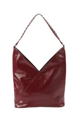 Bolso tipo hobo de cuero sintético negro con acabado brillante, decorado con tachuelas plateadas a lo largo de la correa y en el borde frontal. Presenta un diseño asimétrico en la parte superior.
