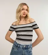 Blusa de poliamida seamless con escote recto hombro a hombro, mangas cortas y patrón de rayas horizontales en blanco y negro.