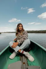 Buzo tejido con capucha, de corte holgado y diseño a rayas horizontales en tonos beige y marrón.