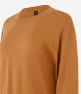 Suéter negro de punto leve, corte boxy, cuello redondo y mangas largas con puños y bajo acanalados.