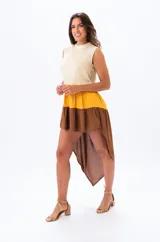 Vestido corto irregular color marrón, con corte asimétrico y falda con caída en punta.