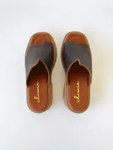 Sandalias de cuero color chocolate, con tira ancha sobre los dedos y suela de goma con plataforma.
