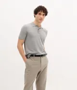 Pantalón de sastrería color gris oscuro, con cintura elástica y trabillas. Confeccionado en viscosa certificada, ofrece una caída liviana y un estilo sofisticado.