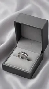 Anillo de plata 925 con diseño bombe, presenta una banda central lisa pulida flanqueada por dos hileras de marquesitas incrustadas.