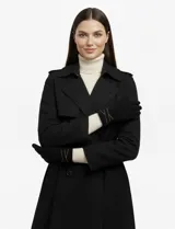 Guantes de mujer color beige claro, confeccionados en tejido soft (suede), con detalles de costuras cruzadas en color marrón en la muñeca.