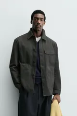 Sobrecamisa regular fit confeccionada en tejido de algodón. Cuello solapa, manga larga con puño abotonado, bolsillos frontales de plastrón y cierre de botones.